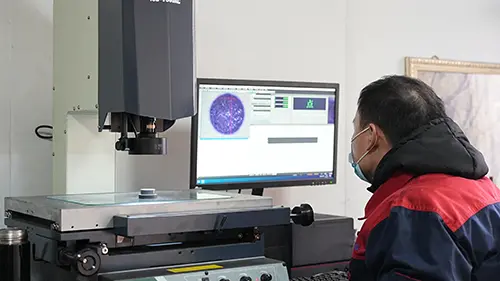 Mit scharfem Blick und präziser Führung etablieren wir die Qualitätssicherungslinie für Schimmelpilze.